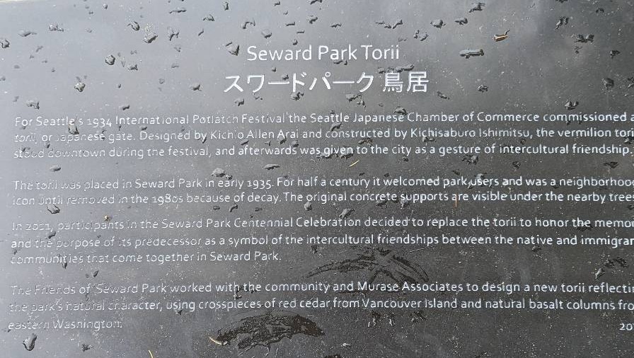 Extrait à 100 % de la photo de la plaque réduite à 1 600 pixels, JPEG qualité 70 : tout le texte gravé reste lisible